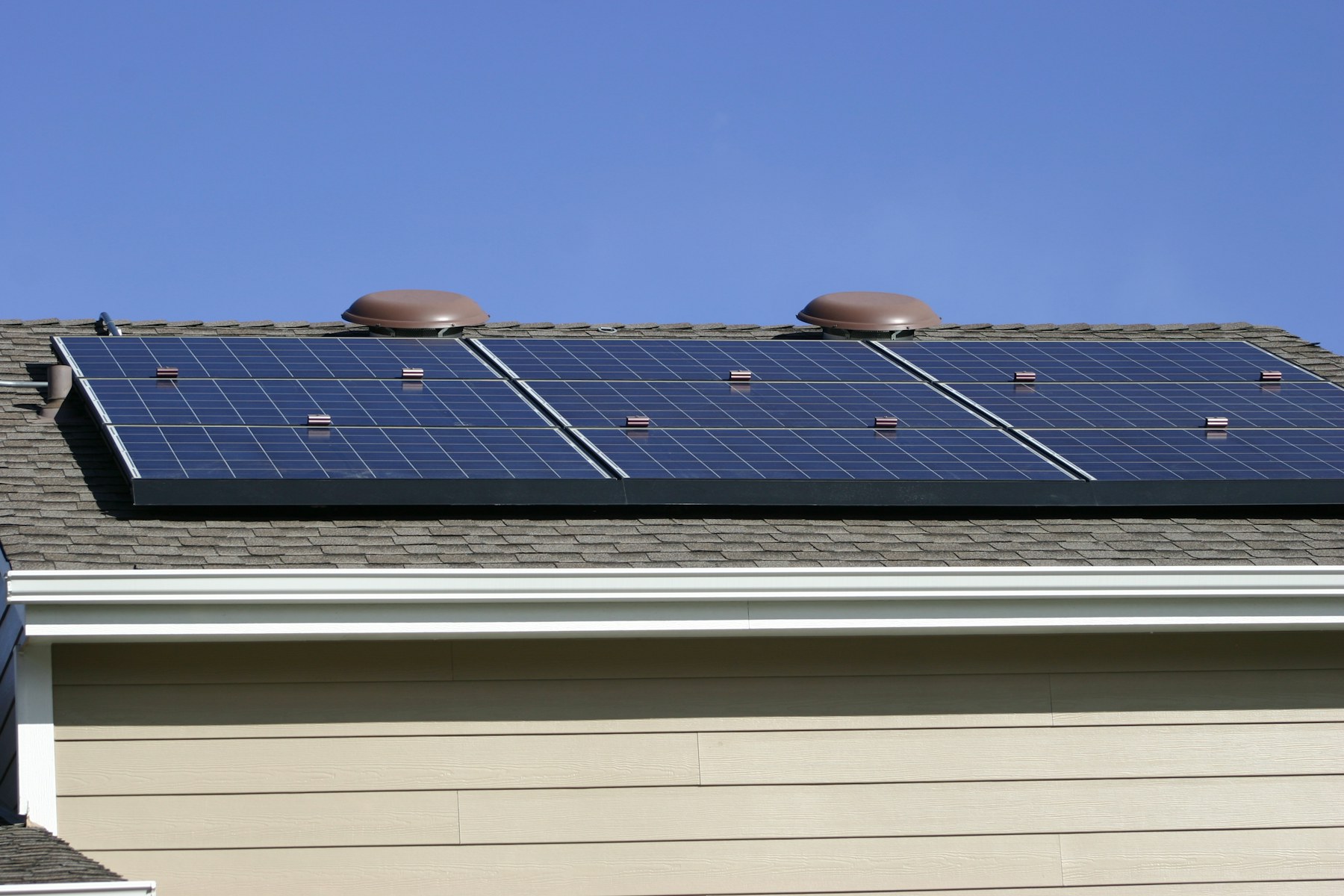 Paneles solares instalados en el techo de una vivienda