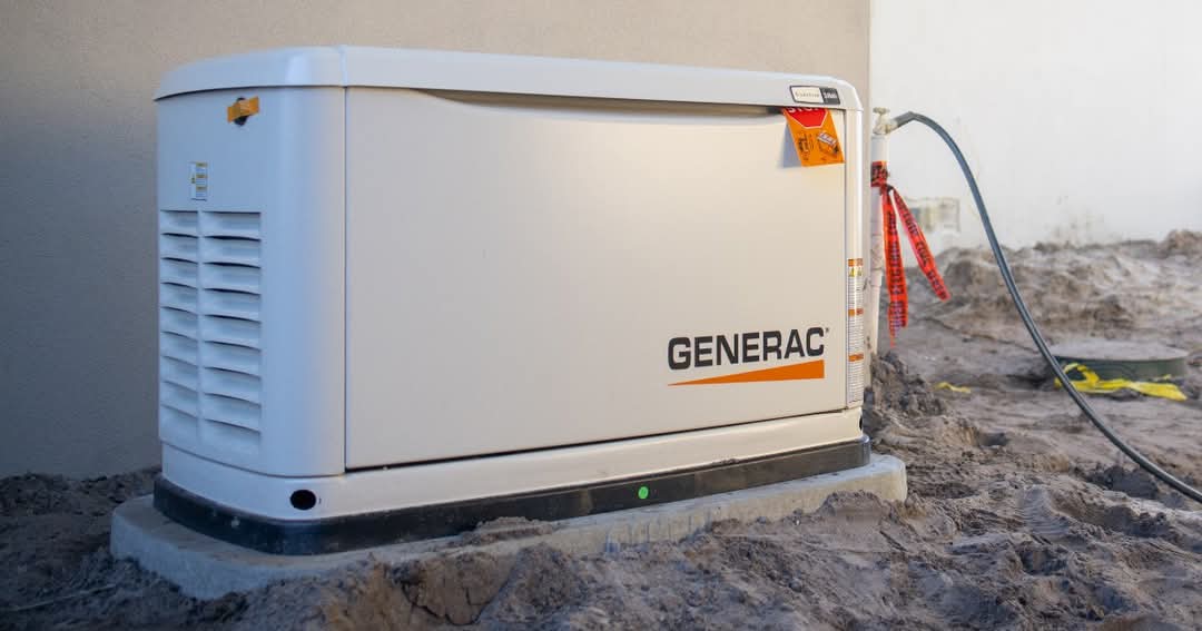 Planta Generac de respaldo compatible con gas natural o LP instalada junto a una vivienda